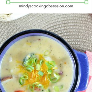 Are you looking for the perfect light potato soup? Low-fat milk and cheese as well as light sour cream make this soup creamy and light.