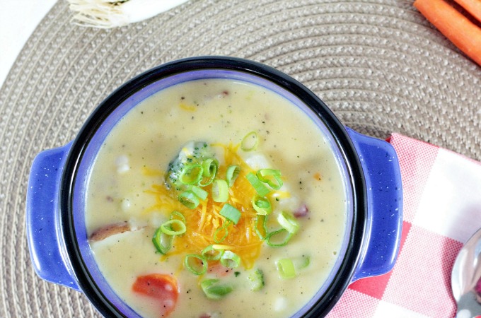 Are you looking for the perfect light potato soup? Low-fat milk and cheese as well as light sour cream make this soup creamy and light.
