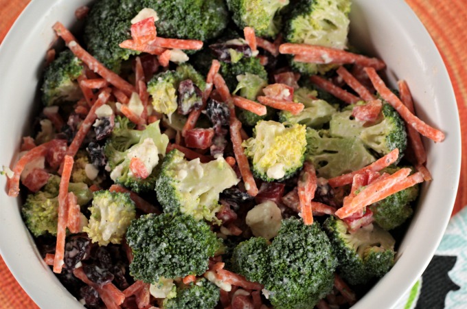 Broccoli Salad with Creamy Feta Dressing combines fresh broccoli, bell pepper, carrots, craisins, yogurt, lemon juice and pepper to make an easy side dish.