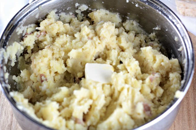 Asiago Garlic Mashed Potatoes combine red potatoes, authentic cheese, garlic, butter, milk, salt and pepper to make an easy and delicious side dish. 