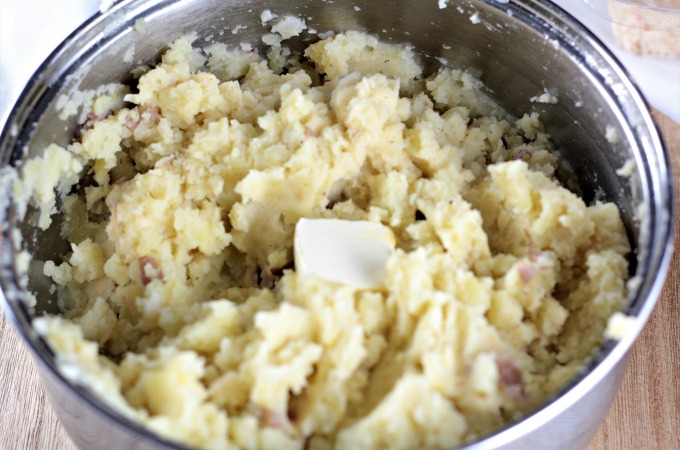 Asiago Garlic Mashed Potatoes combine red potatoes, authentic cheese, garlic, butter, milk, salt and pepper to make an easy and delicious side dish.