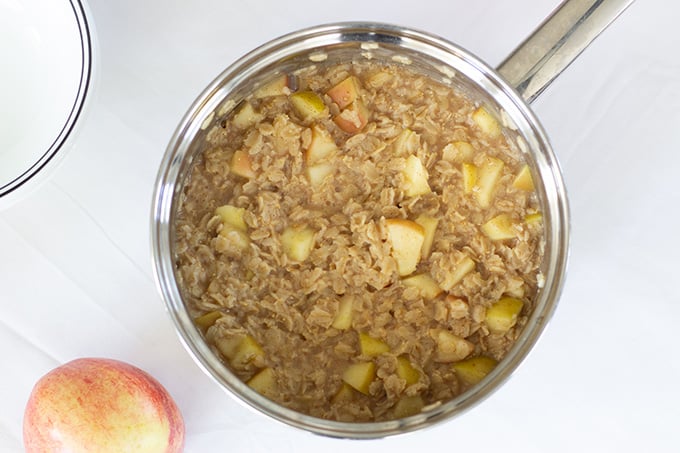 Simple Apple Cinnamon Oatmeal is quick, easy and nutritious breakfast. With just 4 common ingredients it is an extremenly healthy way to start your day. 