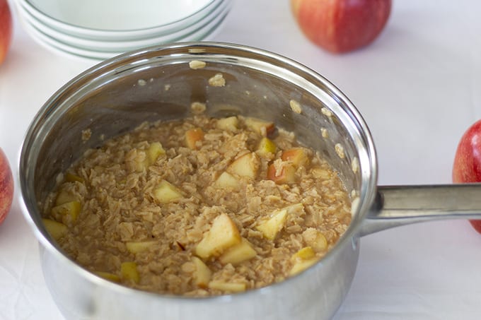 Simple Apple Cinnamon Oatmeal is quick, easy and nutritious breakfast. With just 4 common ingredients it is an extremenly healthy way to start your day. 