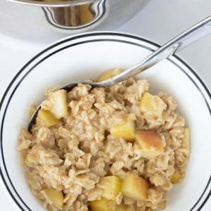 Simple Apple Cinnamon Oatmeal is quick, easy and nutritious breakfast. With just 4 common ingredients it is an extremenly healthy way to start your day.