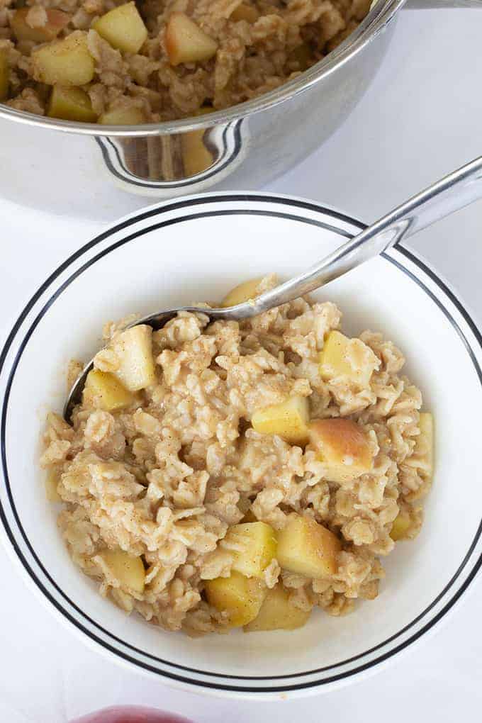 Simple Apple Cinnamon Oatmeal is quick, easy and nutritious breakfast. With just 4 common ingredients it is an extremenly healthy way to start your day. 