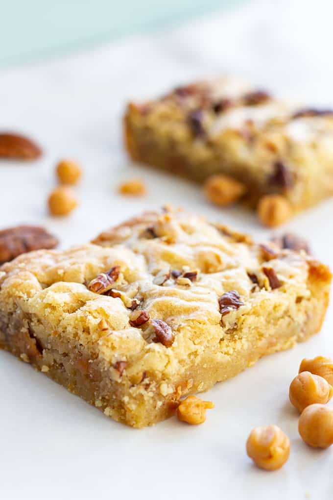 Easy Caramel Pecan Blondies - Made with common pantry ingredients, these easy to make bar cookies taste amazing and are full of caramel bits and pecans!