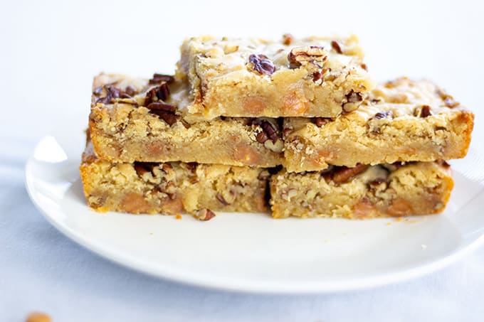 Easy Caramel Pecan Blondies - Made with common pantry ingredients, these easy to make bar cookies taste amazing and are full of caramel bits and pecans!