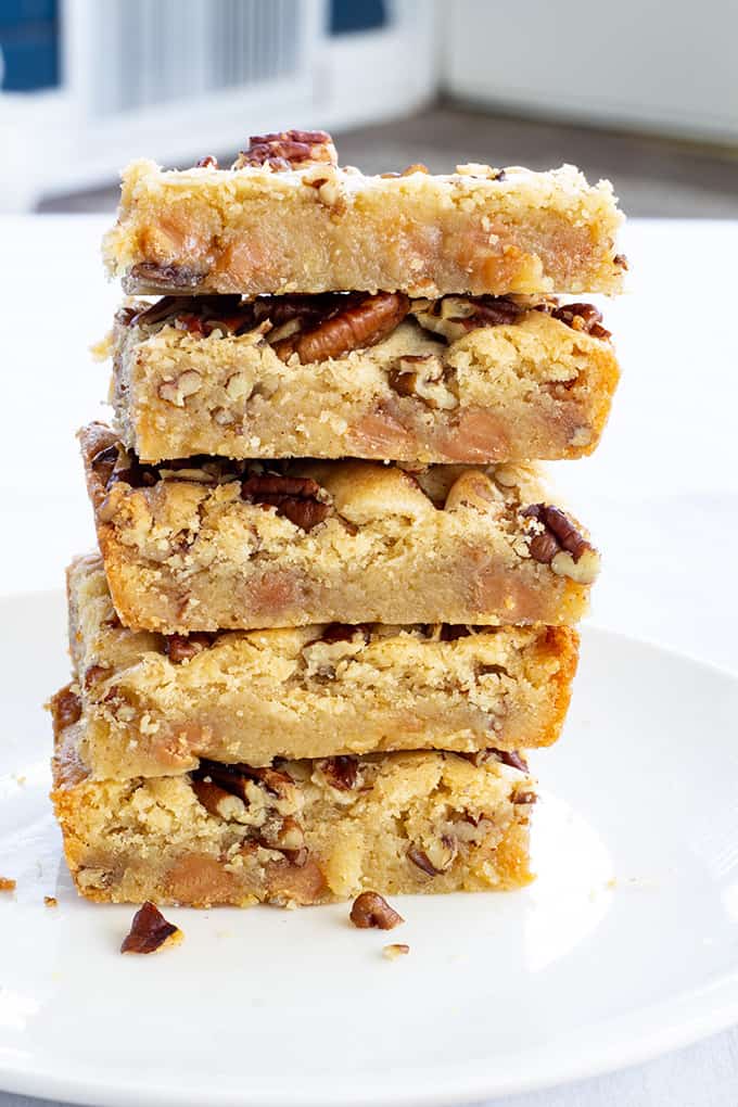 Easy Caramel Pecan Blondies - Made with common pantry ingredients, these easy to make bar cookies taste amazing and are full of caramel bits and pecans!