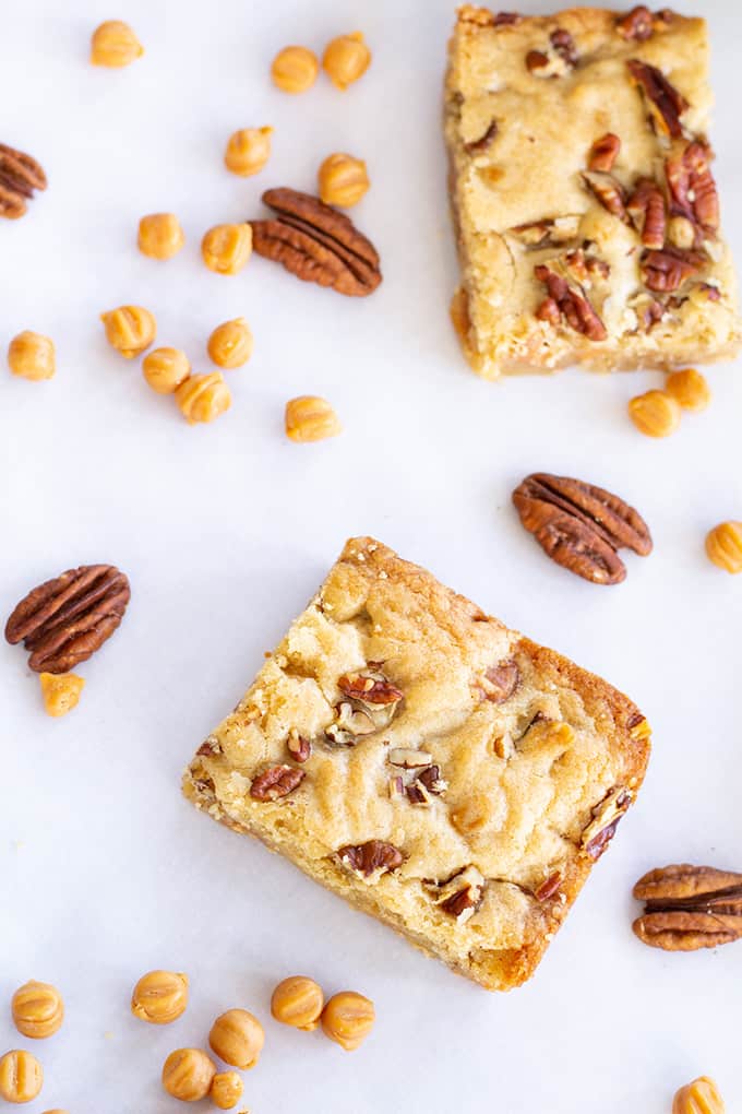 Easy Caramel Pecan Blondies - Made with common pantry ingredients, these easy to make bar cookies taste amazing and are full of caramel bits and pecans!