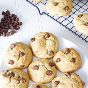 Peanut Butter Chocolate Chip Cookies - an easy, soft, fluffy, cake like cookie made with chunky peanut butter and milk chocolate chips.