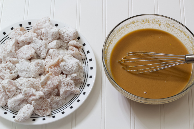 The chicken covered with cornstarch on a plate.