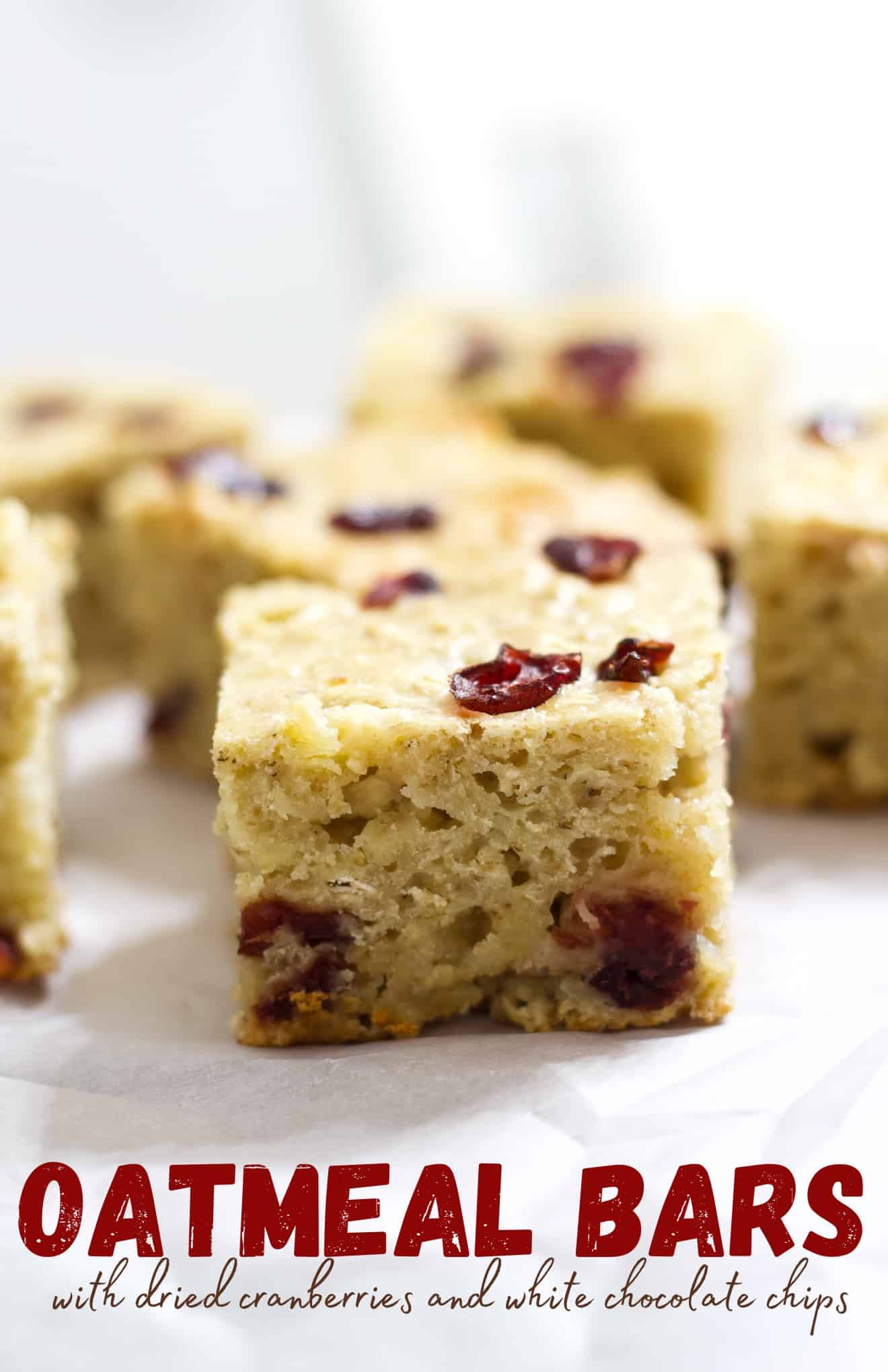 Healthy Oatmeal Bars recipe replaces the oil with unsweetened applesauce to make these a great option for breakfast or a healthier dessert. via @mindyscookingobsession