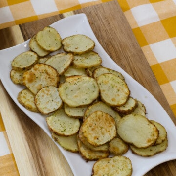Featured image of the finished sliced potatoes in the air fryer.