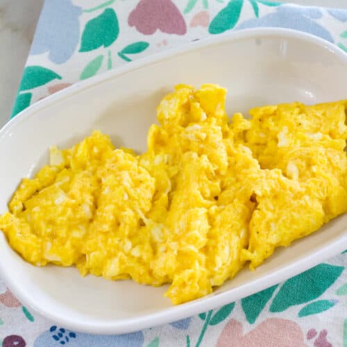 Cheesy scrambled eggs (for one person)