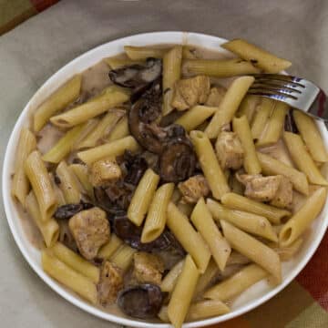 A serving of copycat cheesecake factory pasta da vinci on a white plate.