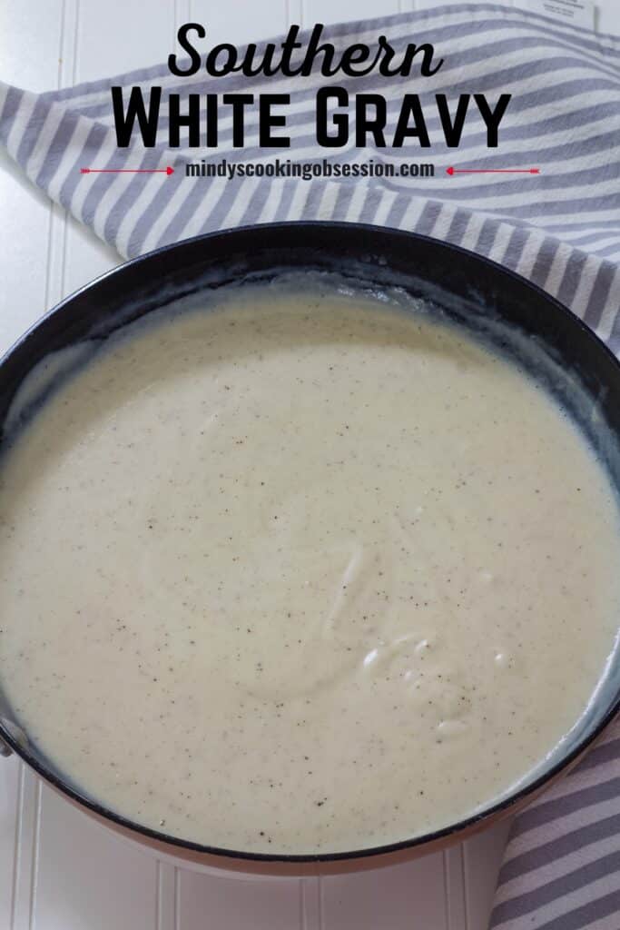 A skillet full of Easy Homemade Southern White Country Gravy with the recipe title in text above it.
