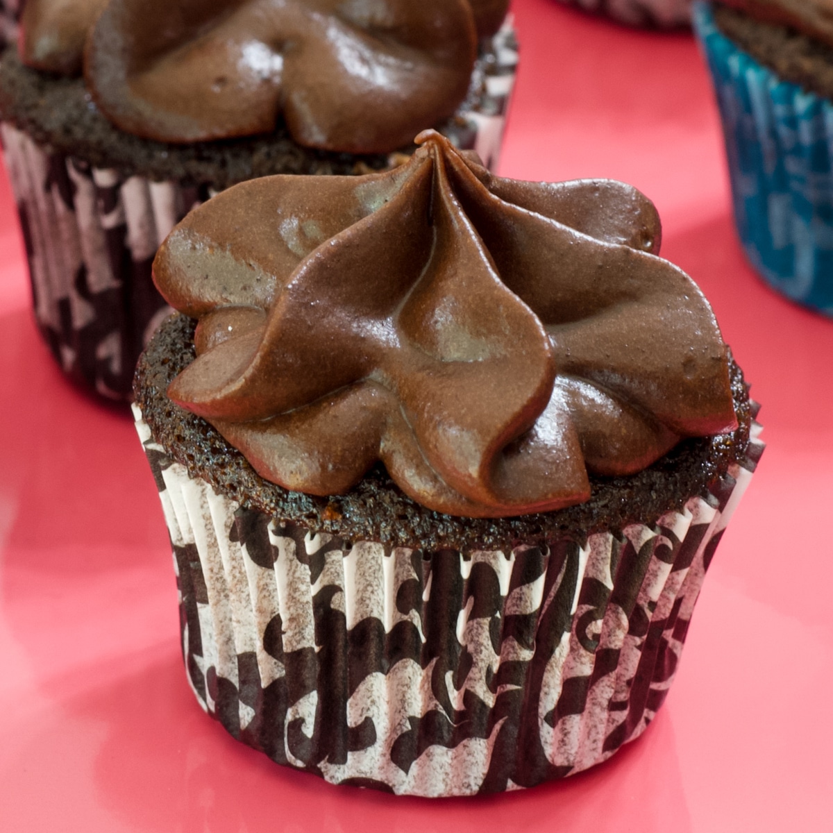 https://www.mindyscookingobsession.com/wp-content/uploads/2023/07/The-Best-Mini-Chocolate-Cupcakes-Recipe-very-moist-1200.jpg