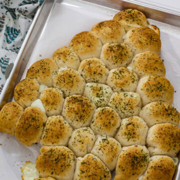 Feature image of the baked Cheesy Pull-Apart Christmas Tree Bread.