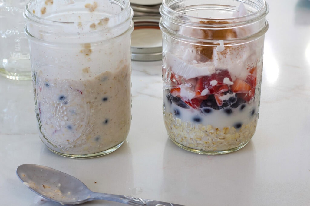 Two jars of overnight oats, before being mixed on the right and after on the left.