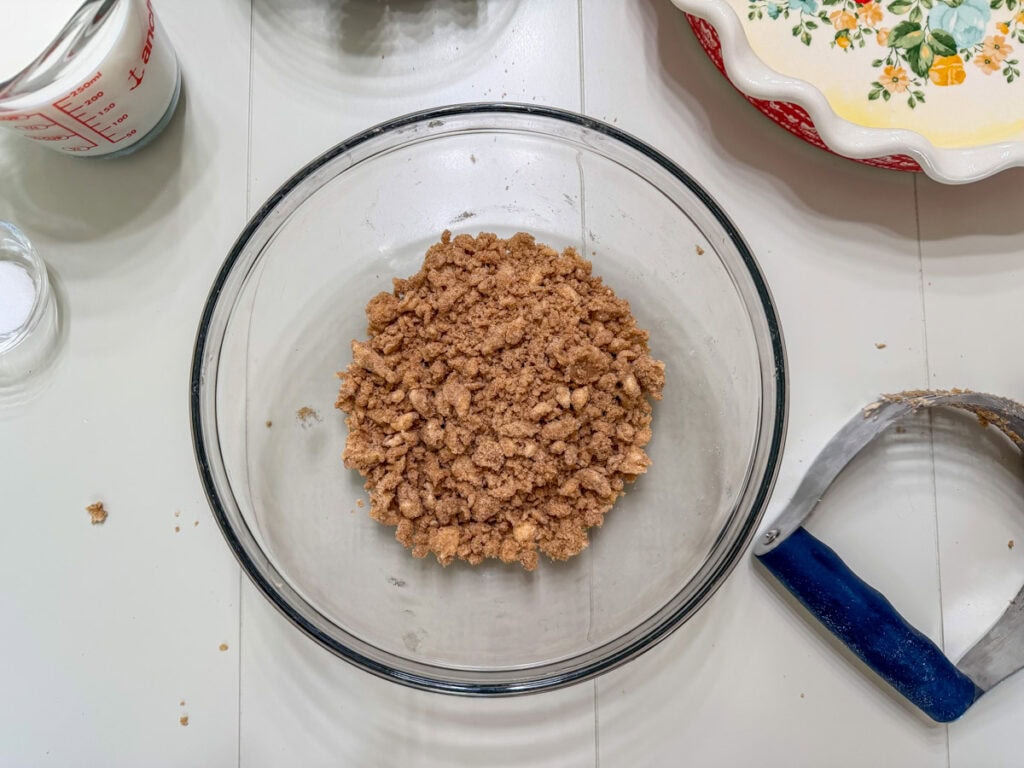 The streusel topping mixed in a medium glass bowl.